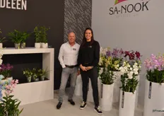 Wil Nederpel en Marloes Voskamp van Fransen Orchideeën, dat de verkoop van de eigen Sa-nook dendrobium sinds kort weer geheel in eigen hand heeft.